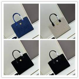 Picture of Versace Handbags _SKUfw170238198fw
